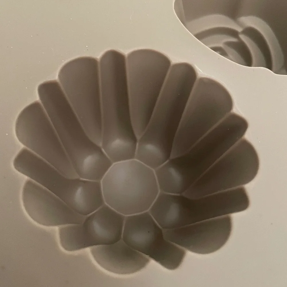 The Pampered Chef Silicone Floral Cupcake Pan bakeware Item‎ #1613